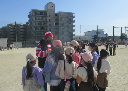 Wさんの正体を確認している縦割り班の子どもたちのようす