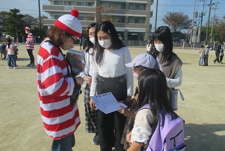小さな手掛かりを見つけ、次々にWさんと交流していく子どもたちのようす