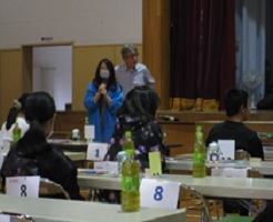 育成委員が講師を紹介しているようす