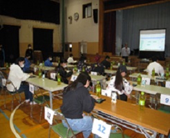 長机に一人ずつ座って受講する中学生のようす