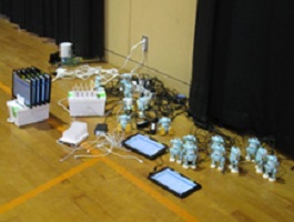 出番を待つ500mlペットボトルサイズのロボット達