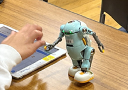 プログラミングを打ち込むタブレットと500mlペットボトルサイズのロボット「ウィーゴ」