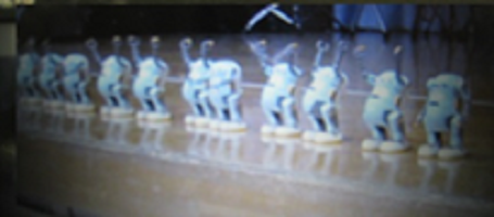 ロボットが一列に並んで、動きをそろえて踊っているようす