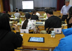 タブレットとロボットを真ん中にした中学生と地域の方が自己紹介をしているようす