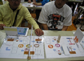 「賀茂めぐり」のミッションボードを前に相談しているペアのようす。