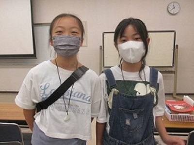 でき映えに大満足！と自作の勾玉を首にかけてにっこりのなかよし女子二人