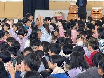 先輩方の演奏に、手拍子や一緒に歌う子ども達が続出！大興奮の子ども達