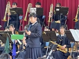 卒業生女子が子どもたちにわかりやすいように司会しているようす