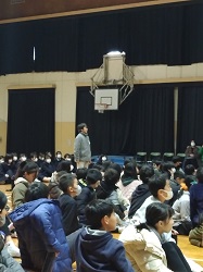 講師に当てられて、座る子ども達の中に一人立ち上がって、質問をする男子児童