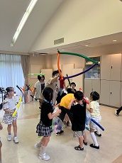 完成した色とりどりのバルーンで、達人と遊ぶ子ども達