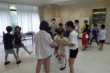 子ども同士、相手を次々に代えてジャンケンゲームをしている子ども達