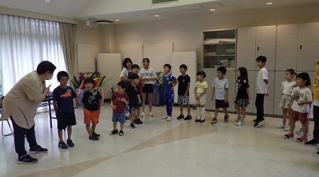 早くゴールした子どもから順に並んで、講師の質問に答える子ども