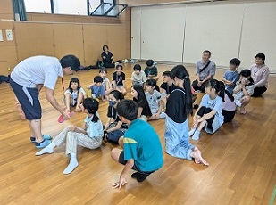 講師によるインタビューに答える、３チームそれぞれのリーダー達の様子