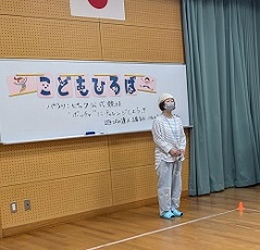 子育連会長があいさつをする様子
