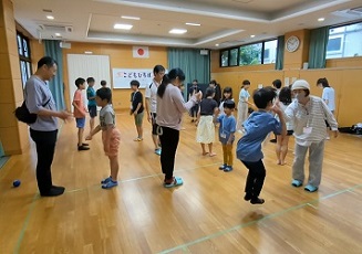 二人組のジャンケンゲームで交流して、飛び上がって喜ぶ子どももいました。