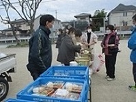 お弁当と豚汁は、遊びの達人にもふるまわれました