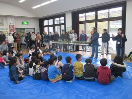 子ども達に指導する様子