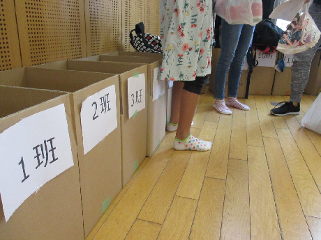 段ボールで作った靴箱と荷物箱