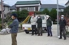 見守る町内役員の皆さん、よりよい活動について話題が尽きないご様子です