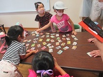 トランプやカルタをした7月の様子