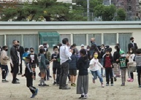 遊びの達人指導のレクリエーションゲームで、心と体をほぐします