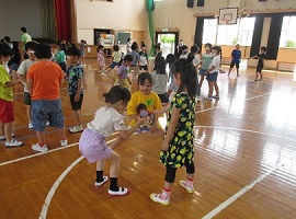子ども達がグループに分かれじゃんけんをしている様子