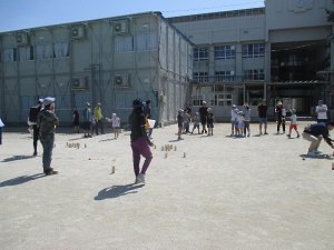 グループに分かれゲームをしている様子