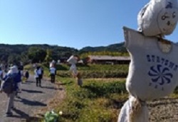 案山子がお出迎えのかなたけの里まで歩いている様子