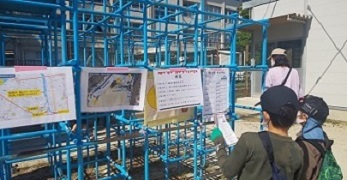 答えを確認する子どもたちの写真