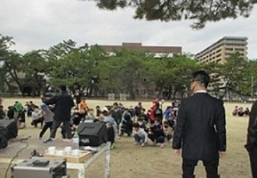 良質の音響機器と黒装束のハンターもスタンバイ，雰囲気を盛り上げます。