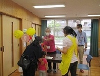 子ども達を喜ばせようと、風船やバルーンアートを準備したスタッフもいます。