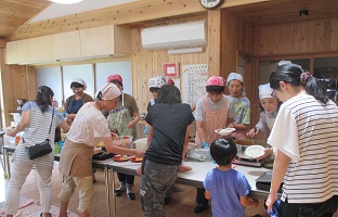調理ボランティアさんが対面で、盛り具合を調整してくださいます。
