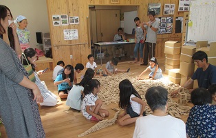 積み木を前に、何を作ろうかな？