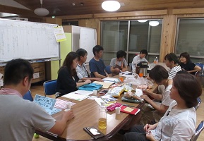 協力や物品提供してくださった方も一緒に、振り返りと企画の会議中