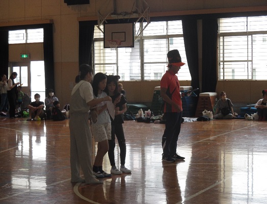 子どもリーダー3名が競技の説明をしている様子