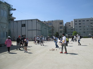 子どもがモルックを投げ終わった様子