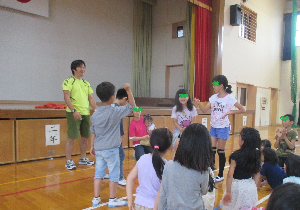 講師に教わったいろんなやり方のじゃんけんで子ども同士で対決している様子