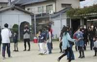 リレーではお互いの肘で「タッチ！」