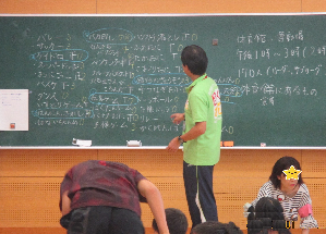 こども―リーダー会議で出た意見を板書している様子