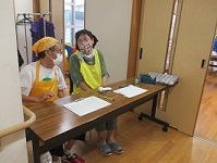 散り散りに逃げる子ども達、黒装束のハンターが追いかける