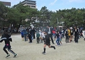 「ハンター」が登場，子ども達は蜘蛛の子を散らすように逃げ出しました。