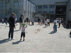 子どもがどうしようか頭を抱えて考えている様子