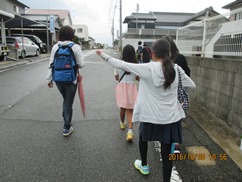 パトロールに出る子どもたちの様子