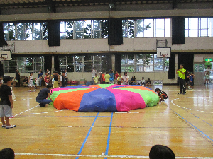 講師によるパラシュート遊びレクリエーション３