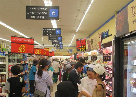 子どもたちがスーパーで買い物中