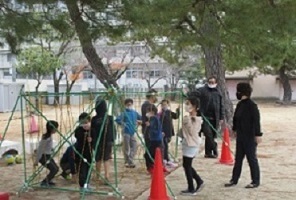 捕獲された子ども達、この「檻の中」で救出を待ちます。