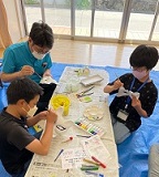 張子の面に色を塗る様子の写真