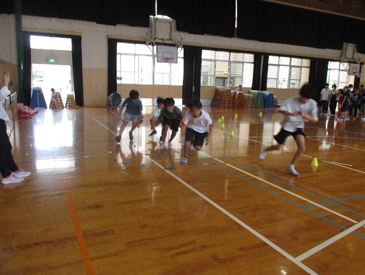 借り物競争で借り物の書いた札を子ども達が取っている様子