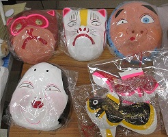 おたふく、ひょっとこ、狐、猿などのお面の中から選んで作りました。