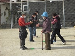 杖をついた方もご自分のペースで「ジャンケンポイ」